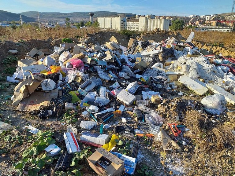 Cluj-Napoca: depozitările ilegale de deșeuri, sancționate de polițiștii locali.
