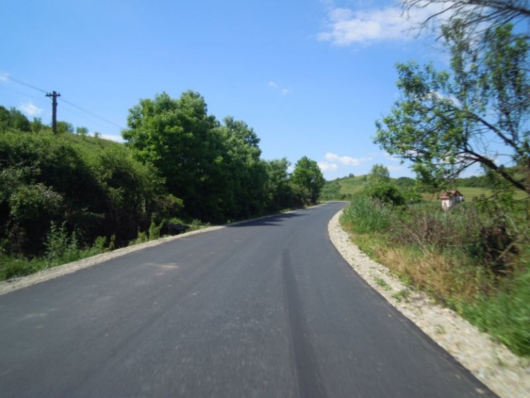 Au fost finalizate lucrările de asfaltare pe drumul județean Gherla – Nicula – Săcălaia