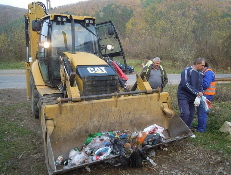 O nouă acțiune de ecologizare derulată de Consiliul Județean în zona lacului Tarniţa