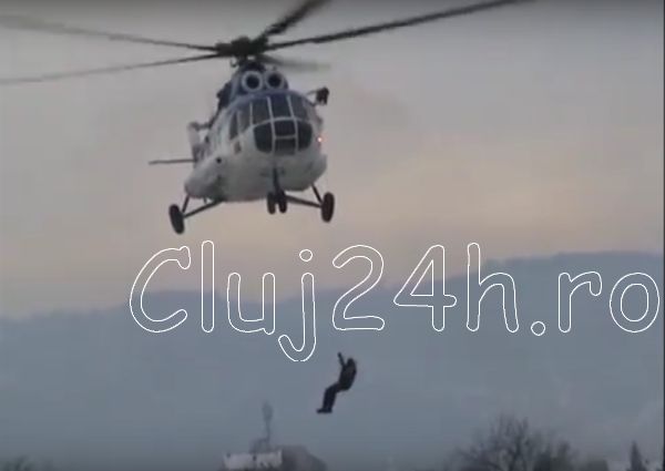 [Video] Turişti blocaţi la Bâlea Lac. Printre ei şi peste 40 de copii. Au fost evacuaţi cu ajutorul unui elicopter.