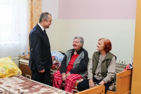 Emil Boc a oferit cadouri vârstnicilor din centrul de îngrijire şi asistenţă al DGASPC – Cluj