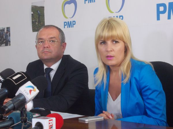 Emil Boc a semnat în faţa presei pe lista de susţinere a Elenei Udrea