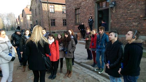 Elevi clujeni în vizită în infernul concentraționar nazist-lagărul de concentrare de la  Auschwitz-Birkenau.