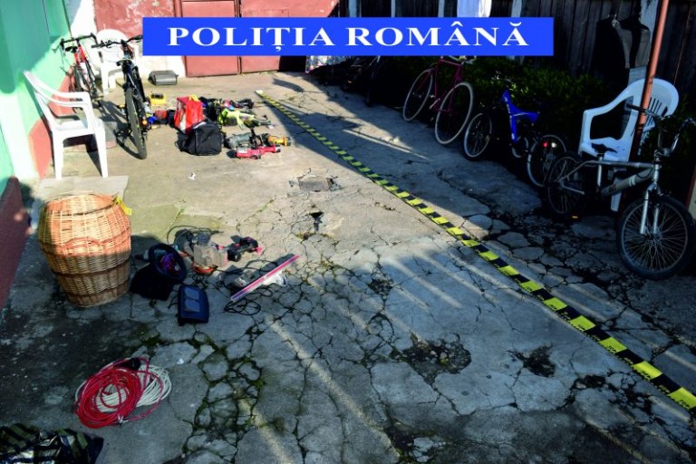 Polițiștii au făcut percheziții la domiciliul tânărului care a comis mai multe furturi. Iată ce au descoperit.