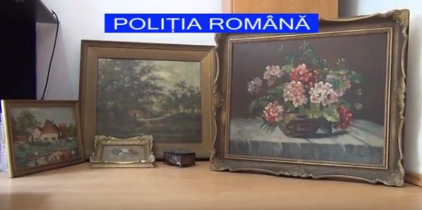 [Video] Bărbaţi reţinuţi de poliţişti pentru furtul unor tablouri şi obiecte din   argint