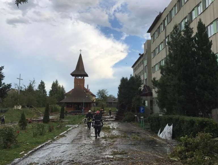 ISU Cluj: 44 de localități afectate și 5 persoane rănite ușor în urma fenomenelor meteo periculoase de ieri.