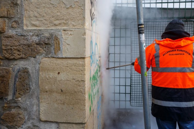 Graffiti-urile pe pereții clădirilor vor dispărea. Primăria Cluj-Napoca a testat noua instalație ecologică de curățare a acestora