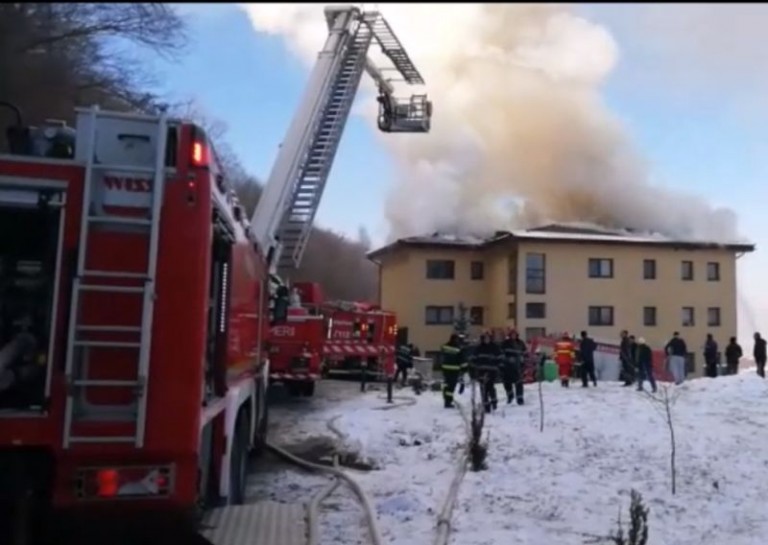 Florești: acoperișul unui bloc a luat foc iar mai multe persoane au fost evacuate