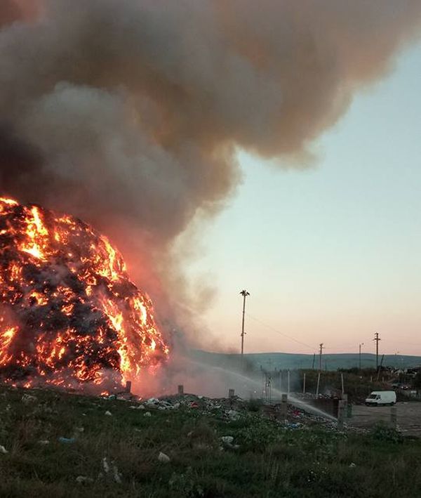 Peste 19 ore au durat operațiunile de stingere a incendiului de la rampa temporară a municipiului Cluj-Napoca