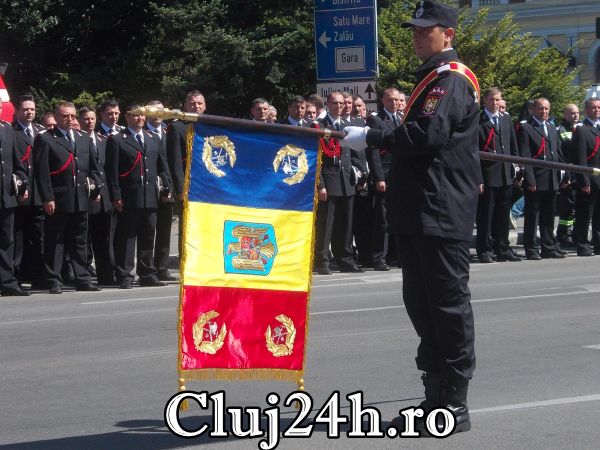 [Foto&Video] La 80 de ani de atestare documentară, ISU Cluj a primit Drapelul de Luptă.