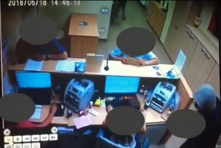 [Video] Jaf armat la o bancă din Dâmbu Rotund. Poliștii cer ajutorul cetățenilor pentru identificarea făptașului.