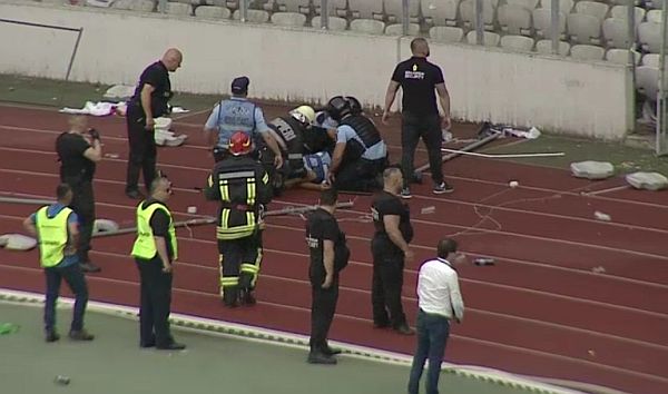Persoana care a lovit cu un scaun în cap un jandarm pe Cluj Arena a fost depistată și ridicată de polițiști. Este din Florești.