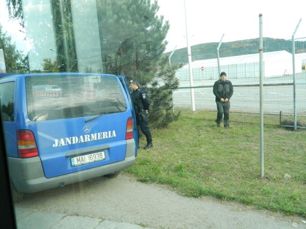 Floreşti: De necrezut! Angajaţii CTP ţin cu forţa oamenii în autobuze pentru control