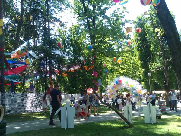 [Foto&Video] Parcul Central s-a transformat în Lumea Copiilor. A început festivalul LollyBoom.