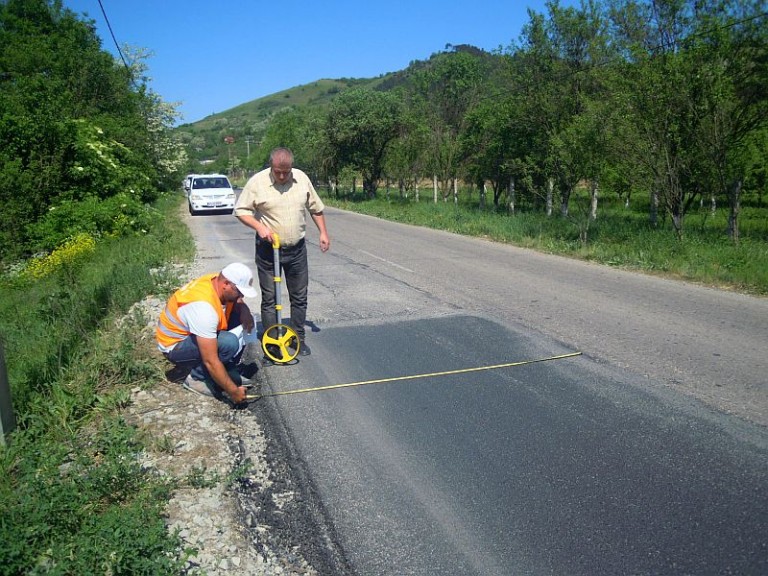 Se execută lucrări de întreținere pe drumul județean 109C Fizeșu Gherlii – Sântioana – Ţaga