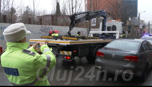 Primele mașini ridicate la Cluj-Napoca. A intrat în vigoare hotărârea privind ridicarea autovehiculelor staționate neregulamentar