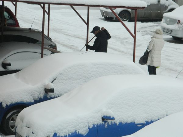 300 de somaţii aplicate proprietarilor care nu şi-au curăţat trotuarele de  zăpadă şi gheaţă