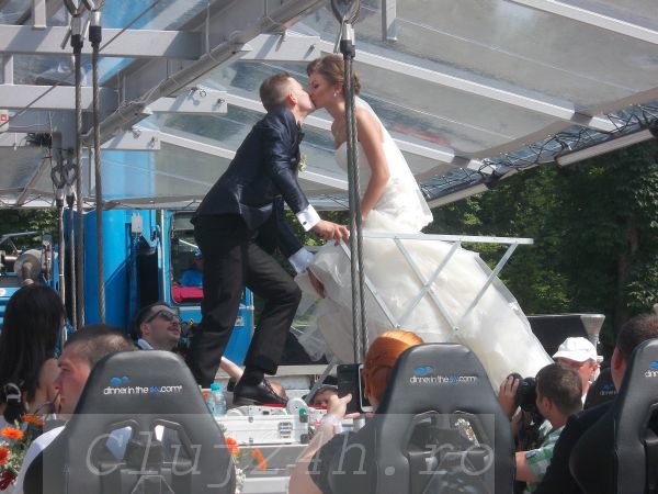 [Foto & Video] Premieră internaţională la Cluj: S-au căsătorit la înălţime. Boc, primul primar ce oficiază căsătorii în aer.