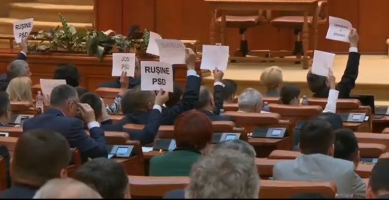 Moțiunea de cenzură împotriva Guvernului Grindeanu a trecut cu 241 de voturi. PSD și-a dat jos propriul Guvern