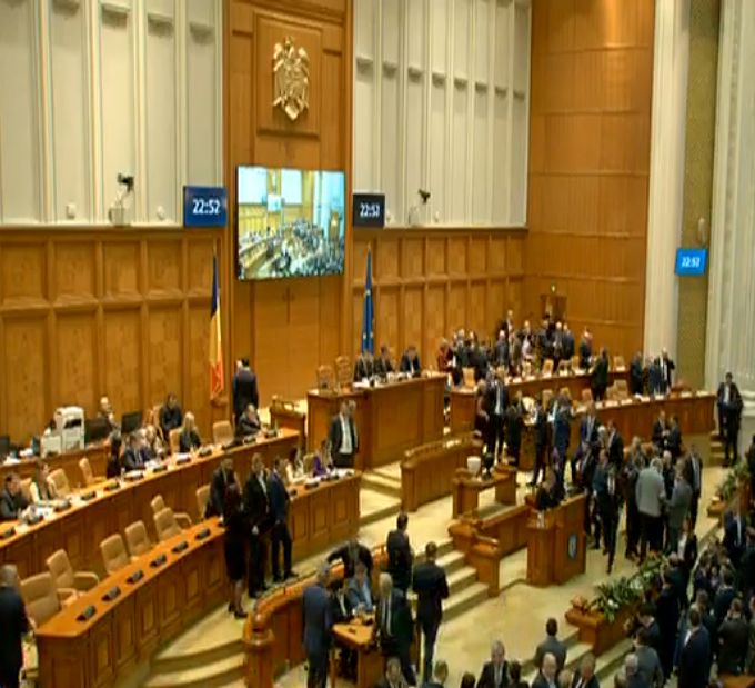Guvernul Orban a fost demis. Moțiunea de cenzură a fost votată cu 261 de voturi.