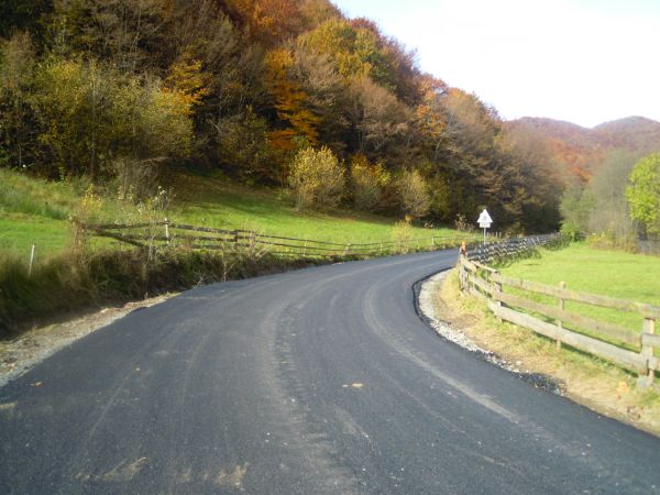 Noua rută de acces spre zona turistică Răchiţele – Prislop – Ic Ponor a fost integral asfaltată
