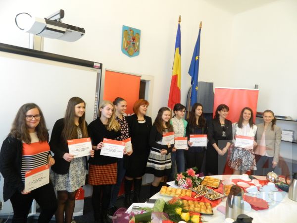 10 elevi de nota 10 au fost premiaţi astăzi, de E.ON România.
