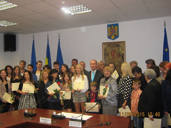 CJ Cluj a premiat astăzi elevii de clasa a IX-a ce au obţinut media 10 dar şi pe eleva ce a luat 10 la BAC în sesiunea din iunie 2015