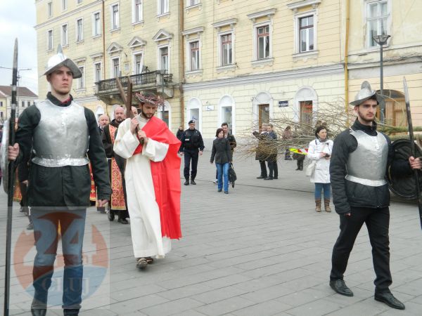 „Calea Crucii de vindecare”, manifestarea religioasă de Paşte a fost pusă în scenă la Cluj-Napoca de Greco-Catolici