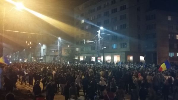 Clujenii au ieşit din nou la proteste. În noaptea asta se împlineşte o săptămână de la tragicul eveniment din Colectiv.