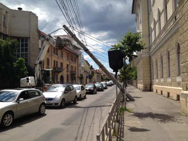 Muncitorii de pe Avram Iancu au fost atât de harnici încât au doborât un stâlp de electricitate