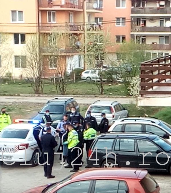 (Video) Florești: Bărbat încătușat într-o parcare și condus la secție pentru identificare.