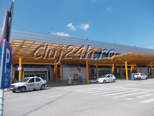 Poliţiştii locali au împărţit amenzi pentru activitatea ilegală de taximetrie din incinta Aeroportului Avram Iancu Cluj-Napoca