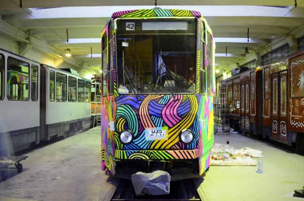 Un tramvai pictat de artista Ocu, circulă de astăzi pe străzile din Municipiul Cluj-Napoca