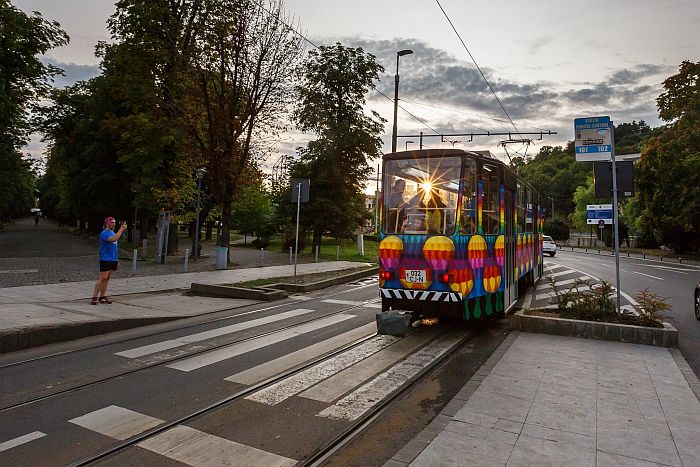 Al doilea tramvai colorat circulă, din această seară, pe străzile municipiului Cluj Napoca