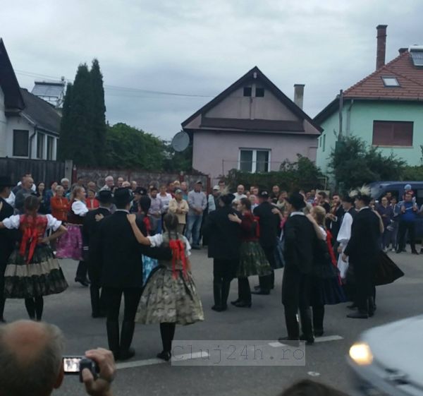 [Foto]: Parada costumelor populare din Luna de Sus a fost un succes. Locuitorii s-au strâns în stradă pentru a o vedea.