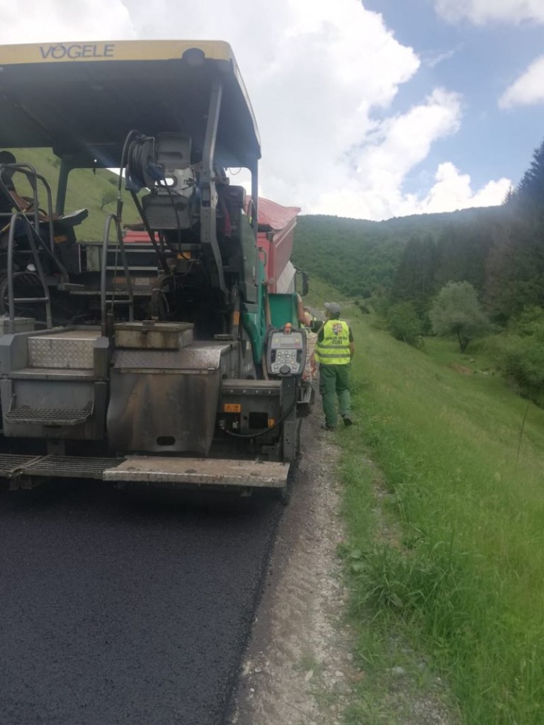 Pe drumul judeţean 103J Alunișu – Săcuieu – Vișagu lucrările au intrat în faza de asfaltare