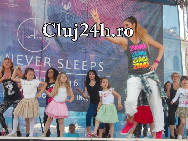 [Foto&Video] Zumbathon Caritabil în Piața Unirii. Clujenii au dansat Zumba pentru copiii și tinerii bolnavi  de insuficiență renală cronică.